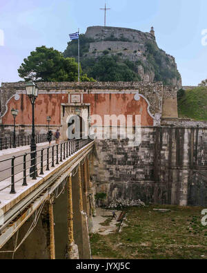 Corfou, Grèce. 10 Oct, 2004. Les touristes traverser le pont douve à l'entrée de tunnel de l'ancienne forteresse de Corfou (Paleo Frourio). Une île au large de la côte nord-ouest de la Grèce dans la mer Ionienne, Corfou est devenue une destination touristique privilégiée. Credit : Arnold Drapkin/ZUMA/Alamy Fil Live News Banque D'Images