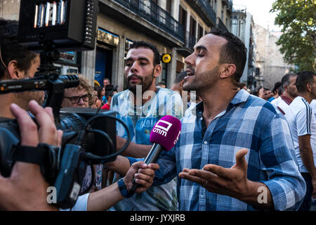 Barcelone, Espagne. 20e Août, 2017. La communauté musulmane de Barcelone rend hommage aux victimes de l'attaque terroriste à Barcelone. Deux membres de la communauté musulmane de Barcelone a accordé une interview aux médias Crédit : SOPA/Alamy Images Limited Live News Banque D'Images