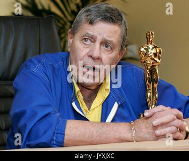 JERRY LEWIS (né Joseph Levitch ; 16 mars 1926 - 20 août 2017) était un acteur, comédien, chanteur, et humanitaire. Il est connu pour son humour burlesque dans le cinéma, la télévision, l'étape et radio. Lui et Dean Martin étaient partenaires de la populaire comédie duo de Martin et Lewis. Après ce succès, il était un solo de star du cinéma, discothèques, des émissions de télévision, des concerts, des comédies musicales et enregistrements de l'album. Lewis a aussi servi comme président national de la Muscular Dystrophy Association et a accueilli la fête du travail en direct de l'émission Jerry Lewis MDA Te Banque D'Images