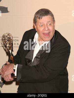 JERRY LEWIS (né Joseph Levitch ; 16 mars 1926 - 20 août 2017) était un acteur, comédien, chanteur, et humanitaire. Il est connu pour son humour burlesque dans le cinéma, la télévision, l'étape et radio. Lui et Dean Martin étaient partenaires de la populaire comédie duo de Martin et Lewis. Après ce succès, il était un solo de star du cinéma, discothèques, des émissions de télévision, des concerts, des comédies musicales et enregistrements de l'album. Lewis a aussi servi comme président national de la Muscular Dystrophy Association et a accueilli la fête du travail en direct de l'émission Jerry Lewis MDA Te Banque D'Images