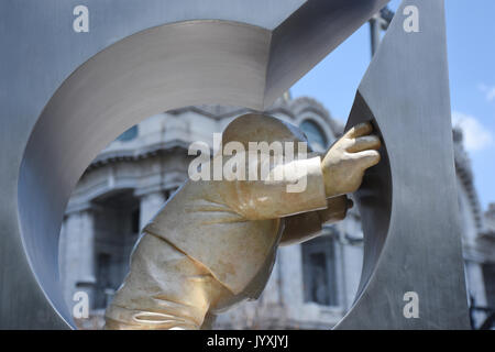 La ville de Mexico, Mexique, 20 août 2017. L'artiste plastique Rodrigo de la Sierra afficher 15 pièces Monumentals fait de bronze à l'exposition 'Timo entre le peuple' inspiré par le personnage de la fable. Credit : SOPA/Alamy Images Limited Live News Banque D'Images