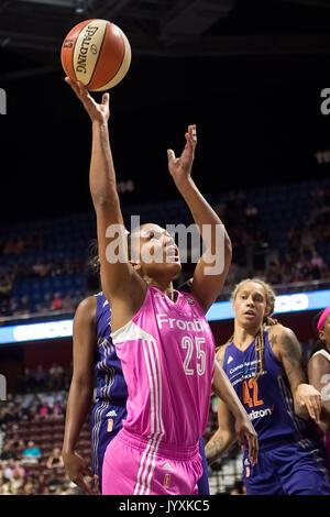 Uncasville, Connecticut, USA. 20 août, 2017. Connecticut Sun avant Alyssa Thomas (25) pousses durant le match de basket-ball WNBA entre les Phoenix Mercury et le Connecticut Sun au Mohegan Sun Arena. Arizona Phoenix défait 94-66. Chris Poss/Alamy Live News Banque D'Images