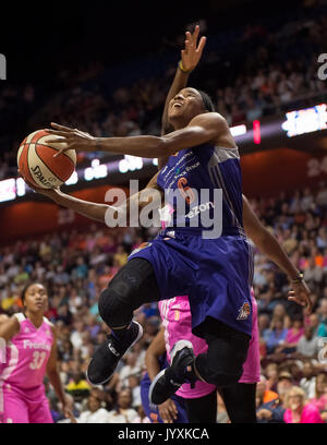 Uncasville, Connecticut, USA. 20 août, 2017. Phoenix Mercury guard Yvonne Turner (6) pousses durant le match de basket-ball WNBA entre les Phoenix Mercury et le Connecticut Sun au Mohegan Sun Arena. Arizona Phoenix défait 94-66. Chris Poss/Alamy Live News Banque D'Images