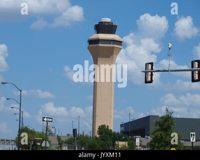 Dallas, USA. 20e Août, 2017. Officiellement, les températures de jour d'été ont commencé leur descente vers l'automne. Pour célébrer, nous avons visité l'aéroport International DFW. L'aéroport en zone est plus grande que l'île de Manhattan. Les champs de foin sont sous l'approche finale sur les 7 pistes. Credit : dallaspaparazzo/Alamy Live News Banque D'Images