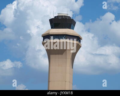 Dallas, USA. 20e Août, 2017. Officiellement, les températures de jour d'été ont commencé leur descente vers l'automne. Pour célébrer, nous avons visité l'aéroport International DFW. L'aéroport en zone est plus grande que l'île de Manhattan. Les champs de foin sont sous l'approche finale sur les 7 pistes. Credit : dallaspaparazzo/Alamy Live News Banque D'Images