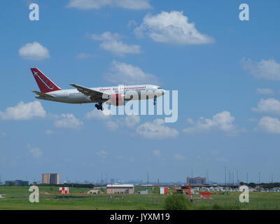 Dallas, USA. 20e Août, 2017. Officiellement, les températures de jour d'été ont commencé leur descente vers l'automne. Pour célébrer, nous avons visité l'aéroport International DFW. L'aéroport en zone est plus grande que l'île de Manhattan. Les champs de foin sont sous l'approche finale sur les 7 pistes. Credit : dallaspaparazzo/Alamy Live News Banque D'Images