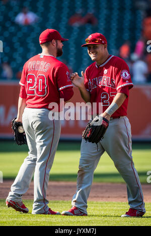 Baltimore, USA. 20e Août, 2017. Los Angeles Angels champ centre Mike Fontaine (27) et Los Angeles Angels relief pitcher Bud Norris (20) célébrer après le match entre la MLB Los Angeles Angels et Baltimore Orioles à l'Oriole Park at Camden Yards de Baltimore, Maryland. Anges a gagné 5-4. Credit : Cal Sport Media/Alamy Live News Banque D'Images