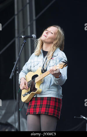 Glanusk Park, Brecon, pays de Galles, 20 août 2017. JULIA JACKLIN joue une guitare Fender sur la scène de montagne. Troisième jour du festival de musique Green Man dans les montagnes Brecon Beacons au pays de Galles. Crédit : Rob Watkins. INFO : Julia Jacklin est une chanteuse-compositrice australienne connue pour sa voix brute et émotive et ses paroles profondément personnelles. Émergeant au milieu des années 2010, elle a gagné en reconnaissance avec des albums comme Don't Let the Kids Win et Crushing, mêlant rock indépendant et influences folk. Banque D'Images