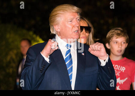 Le président américain, Donald J. Trump (L), avec la Première Dame Melania Trump (C) et leur fils Barron (R), les pompes de ses poings comme ils marchent à la Maison blanche d'un marin sur la pelouse Sud de la Maison Blanche à Washington, DC, USA, 20 août 2017. Le président Trump est de retour à Washington après ses 2 semaines de vacances de travail dans le New Jersey. Crédit : Jim LoScalzo/MediaPunch /CNP via Piscine Banque D'Images