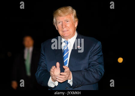 Le président américain, Donald J. Trump promenades pour la Maison blanche d'un marin sur la pelouse Sud de la Maison Blanche à Washington, DC, USA, 20 août 2017. Le président Trump est de retour à Washington après ses 2 semaines de vacances de travail dans le New Jersey. Crédit : Jim LoScalzo/MediaPunch /CNP via Piscine Banque D'Images