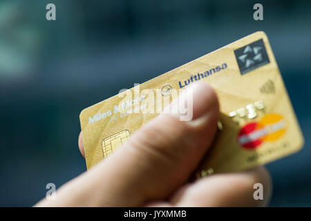 Berlin, Allemagne. 18 août, 2017. ILLUSTRATION - Une carte de crédit par Lufthansa étant détenu par une main à Berlin, Allemagne, 18 août 2017. Photo : Lino Mirgeler/dpa/Alamy Live News Banque D'Images