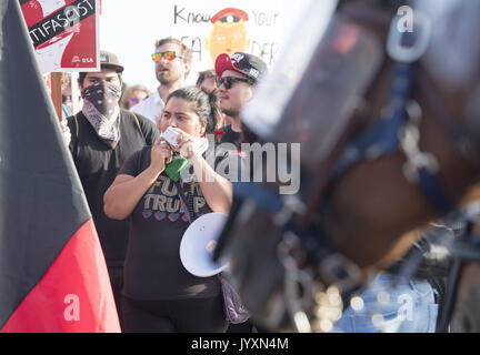 Laguna Beach, Californie, USA. 20e Août, 2017. Un anti-Trump et pro immigration illégale organisateur utilise un porte-voix pour appeler les manifestants et partisans le dimanche après-midi.----a planifié et organisé par national rally autorisées pro-Trump partisans dans Laguna Beach le dimanche soir fait ressortir à la fois ceux en faveur et contre le président américain, Donald Trump. Environ 2500 personnes ont assisté à l'événement avec anti-partisans d'Atout plus nombreuses que celles en faveur. Credit : ZUMA Press, Inc./Alamy Live News Banque D'Images