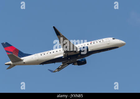 Richmond, Colombie-Britannique, Canada. 18 août, 2017. Un Embraer 175 de Delta Connection ( ERJ-170-200LR) narrow-corps régional monocouloir avion de ligne décolle de l'Aéroport International de Vancouver. L'avion est détenu et exploité par SkyWest Airlines sous contrat avec Delta Air Lines. Credit : Bayne Stanley/ZUMA/Alamy Fil Live News Banque D'Images