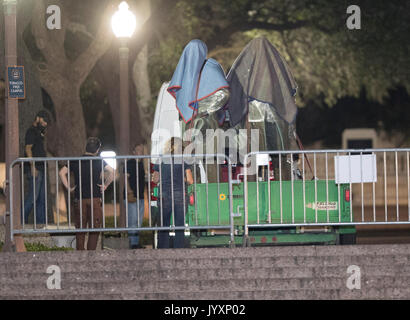 Retirer les travailleurs le deuxième de quatre statues de héros des Confédérés à l'Université du Texas dans une action surprise minuit avant l'automne les cours ont débuté à la fin août. Les quatre sont Stephen Hogg, Robert E. Lee, Sidney Johnston et John H. Reagan. Banque D'Images