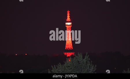 Prague, République tchèque. 18 août, 2017. La tour d'observation de Petrin à Prague a été allumé dans les couleurs nationales de l'Espagne afin de rendre hommage aux victimes des attaques terroristes de jeudi à Barcelone et Cambrils à Prague, République tchèque, le 18 août 2017. Credit : Michal Kamaryt/CTK Photo/Alamy Live News Banque D'Images