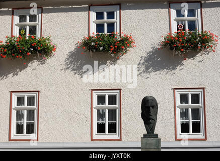 Obeweissbach, Allemagne. Août 19, 2017. Un buste de Friedrich Froebel en face de sa maison natale dans Obeweissbach, Allemagne, 19 août 2017. La maison est maintenant un musée. Le pédagogue et humaniste Friedrich Froebel est le fondateur de l'école maternelle. Il est né le 21 avril 1782 à Oberweissbach. Il a fondé le premier jardin d'enfants dans le monde en 1840 à Bad Blankenburg dans le Land allemand de Thuringe comme un 'jouer et de l'occupation centre." Photo : Jens-Zentralbild Kalaene/dpa/dpa/Alamy Live News Banque D'Images