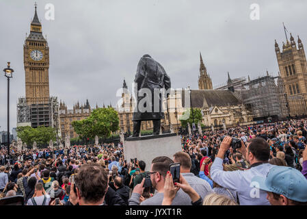 Londres, Royaume-Uni. Août 21, 2017. Big Ben Bongs sa dernière pendant plusieurs années devant une grande foule à la place du Parlement, Londres. Crédit : Guy Bell/Alamy Live News Banque D'Images