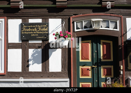 Oberweissbach, Allemagne. Août 19, 2017. Maison de naissance de Friedrich Froebel dans Oberweissbach, Allemagne, 19 août 2017. La maison est maintenant un musée. Le pédagogue et humaniste Friedrich Froebel est le fondateur de l'école maternelle. Il est né le 21 avril 1782 à Oberweissbach. Il a fondé le premier jardin d'enfants dans le monde en 1840 à Bad Blankenburg dans le Land allemand de Thuringe comme un 'jouer et de l'occupation centre." Photo : Jens-Zentralbild Kalaene/dpa/dpa/Alamy Live News Banque D'Images