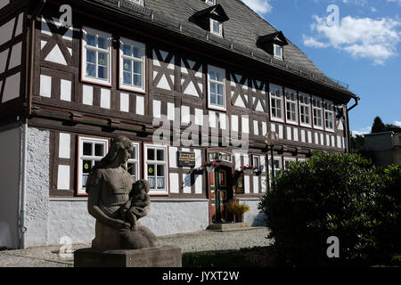 Oberweissbach, Allemagne. Août 19, 2017. Maison de naissance de Friedrich Froebel dans Oberweissbach, Allemagne, 19 août 2017. La maison est maintenant un musée. Le pédagogue et humaniste Friedrich Froebel est le fondateur de l'école maternelle. Il est né le 21 avril 1782 à Oberweissbach. Il a fondé le premier jardin d'enfants dans le monde en 1840 à Bad Blankenburg dans le Land allemand de Thuringe comme un 'jouer et de l'occupation centre." Photo : Jens-Zentralbild Kalaene/dpa/dpa/Alamy Live News Banque D'Images