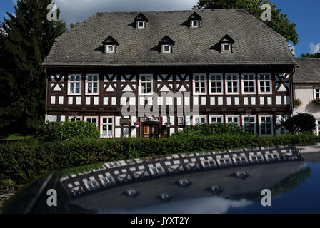 Oberweissbach, Allemagne. Août 19, 2017. Maison de naissance de Friedrich Froebel reflétée dans le toit d'une voiture à Oberweissbach, Allemagne, 19 août 2017. La maison est maintenant un musée. Le pédagogue et humaniste Friedrich Froebel est le fondateur de l'école maternelle. Il est né le 21 avril 1782 à Oberweissbach. Il a fondé le premier jardin d'enfants dans le monde en 1840 à Bad Blankenburg dans le Land allemand de Thuringe comme un 'jouer et de l'occupation centre." Photo : Jens-Zentralbild Kalaene/dpa/dpa/Alamy Live News Banque D'Images