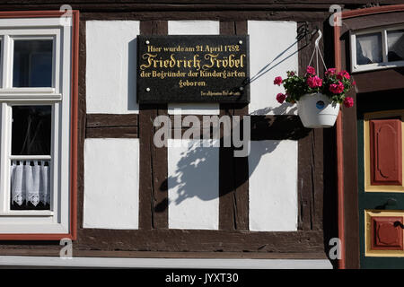 Oberweissbach, Allemagne. Août 19, 2017. Maison de naissance de Friedrich Froebel dans Oberweissbach, Allemagne, 19 août 2017. La maison est maintenant un musée. Le pédagogue et humaniste Friedrich Froebel est le fondateur de l'école maternelle. Il est né le 21 avril 1782 à Oberweissbach. Il a fondé le premier jardin d'enfants dans le monde en 1840 à Bad Blankenburg dans le Land allemand de Thuringe comme un 'jouer et de l'occupation centre." Photo : Jens-Zentralbild Kalaene/dpa/dpa/Alamy Live News Banque D'Images