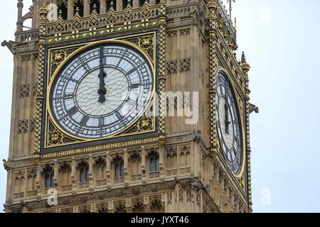 Londres, Royaume-Uni. Août 21, 2017. Des centaines se rassemblent dans la place du Parlement de voir Big Ben bongs sound pour une dernière fois pour quatre ans. Grande horloge de l'Elizabeth Tower communément appelée Big Ben, près de la Chambre du Parlement, dans le centre de Londres va se taire pendant quatre ans à compter de midi, le lundi 21 août 2017. C'est £29m pour un projet de conservation qui inclut la réparation de la tour, qui abrite la grande horloge et sa cloche. Credit : Dinendra Haria/Alamy Live News Banque D'Images