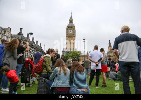 Londres, Royaume-Uni. Août 21, 2017. Des centaines se rassemblent dans la place du Parlement de voir Big Ben bongs sound pour une dernière fois pour quatre ans. Grande horloge de l'Elizabeth Tower communément appelée Big Ben, près de la Chambre du Parlement, dans le centre de Londres va se taire pendant quatre ans à compter de midi, le lundi 21 août 2017. C'est £29m pour un projet de conservation qui inclut la réparation de la tour, qui abrite la grande horloge et sa cloche. Credit : Dinendra Haria/Alamy Live News Banque D'Images