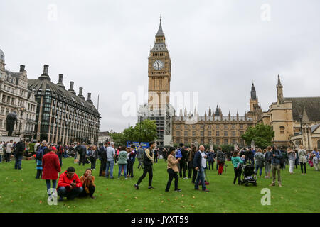 Londres, Royaume-Uni. Août 21, 2017. Des centaines se rassemblent dans la place du Parlement de voir Big Ben bongs sound pour une dernière fois pour quatre ans. Grande horloge de l'Elizabeth Tower communément appelée Big Ben, près de la Chambre du Parlement, dans le centre de Londres va se taire pendant quatre ans à compter de midi, le lundi 21 août 2017. C'est £29m pour un projet de conservation qui inclut la réparation de la tour, qui abrite la grande horloge et sa cloche. Credit : Dinendra Haria/Alamy Live News Banque D'Images