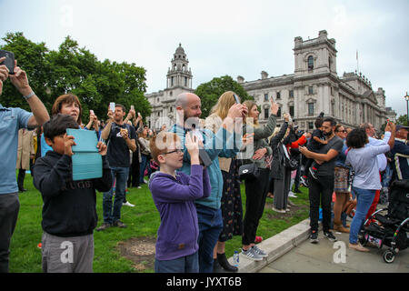 Londres, Royaume-Uni. Août 21, 2017. Des centaines se rassemblent dans la place du Parlement de voir Big Ben bongs sound pour une dernière fois pour quatre ans. Grande horloge de l'Elizabeth Tower communément appelée Big Ben, près de la Chambre du Parlement, dans le centre de Londres va se taire pendant quatre ans à compter de midi, le lundi 21 août 2017. C'est £29m pour un projet de conservation qui inclut la réparation de la tour, qui abrite la grande horloge et sa cloche. Credit : Dinendra Haria/Alamy Live News Banque D'Images