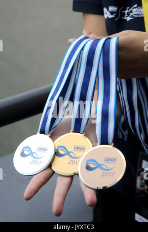 Racice, République tchèque. Août 21, 2017. L'ensemble de médailles pour les 2017 championnats du monde de sprint en canoë est présenté au cours d'une conférence de presse à Racice, République tchèque le lundi 21 août, 2017. Credit : Ondrej Hajek/CTK Photo/Alamy Live News Banque D'Images