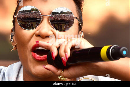 Emeli Sande se produisant au Festival de V à Hylands Park, Chelmsford. Banque D'Images