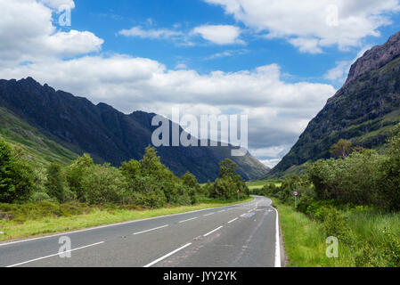 L'A82 près de Loch Achtriochtan, Glencoe, Highlands, Scotland, UK Banque D'Images