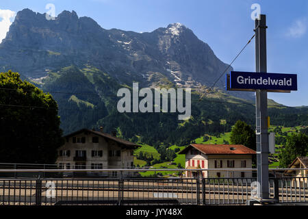 Grindelwald plaque constructeur dans la gare, de l'Eiger en arrière-plan en été sur une journée ensoleillée. Grindelwald, Oberland Bernois, Suisse Banque D'Images