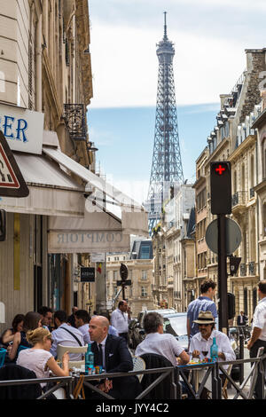 Café à l'extérieur diners profitez de la chaleur de l'été dans un contexte de la Tour Eiffel tower Paris France Banque D'Images