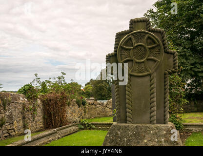 Portrait de pierre tombale sculpté orné de Charteris, famille Aberlady Église Paroissiale cimetière, East Lothian, Scotland, UK, avec du gris ciel nuageux en été Banque D'Images