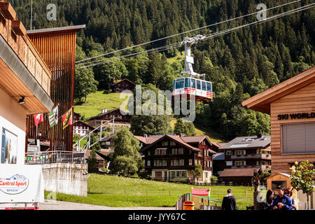 Wengen, Oberland Bernois, Suisse - 31 juillet 2017 : Wengen Mont Männlichen téléphérique aérien laissant basestation à Wengen Banque D'Images