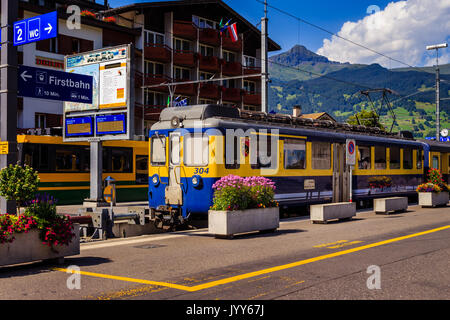 Grindelwald, Oberland Bernois, Suisse - 1 août 2017 : Jaune - Bleu train de la Berner Oberland-Bahn à Interlaken dans le Grindelwald liaisons ferroviaires Banque D'Images