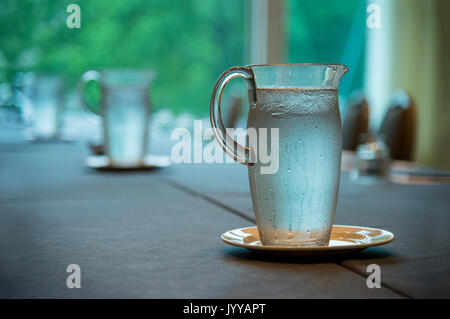 Pichet d'eau sur la table de la salle de conférence avant la réunion Banque D'Images