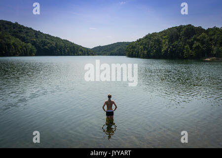 Femme debout avec les mains sur les hanches dans le lac Banque D'Images