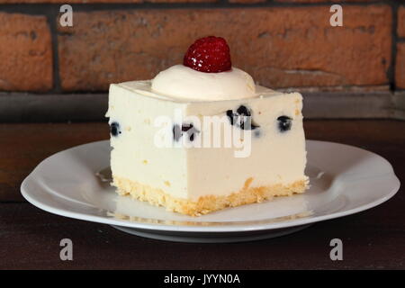 Gâteau au fromage et bleuets congelés avec framboise Banque D'Images