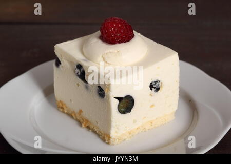 Gâteau au fromage et bleuets congelés avec framboise Banque D'Images