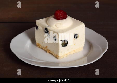 Gâteau au fromage et bleuets congelés avec framboise Banque D'Images