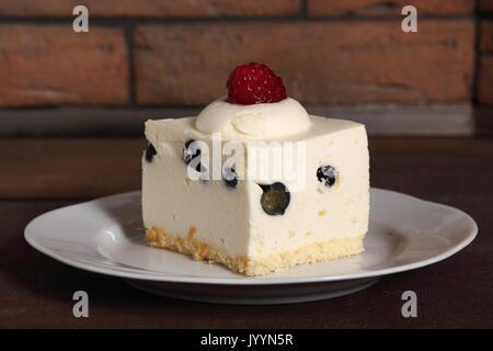 Gâteau au fromage et bleuets congelés avec framboise Banque D'Images