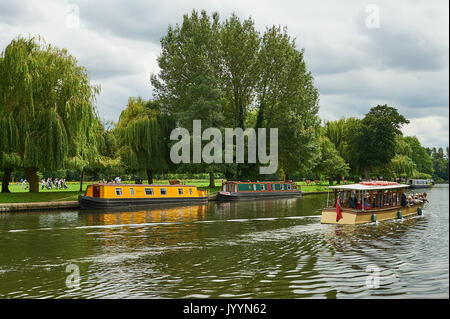 Stratford upon Avon et bateaux de touristes sur la rivière Avon. Banque D'Images