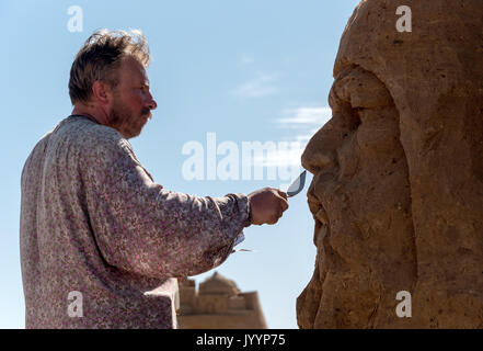 Sculpture de sable près de précession Saray-batu centre culturel en région d'Astrakhan Banque D'Images