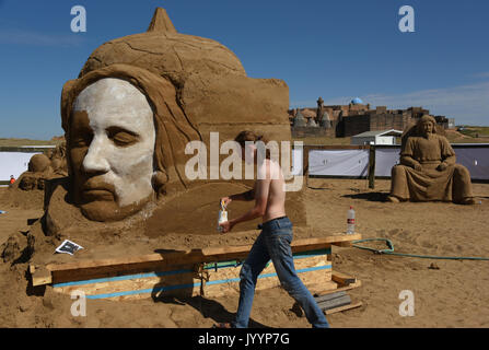 Sculpture de sable près de précession Saray-batu centre culturel en région d'Astrakhan Banque D'Images