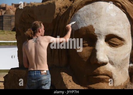 Sculpture de sable près de précession Saray-batu centre culturel en région d'Astrakhan Banque D'Images