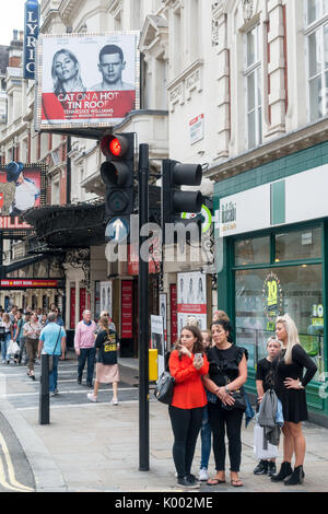 Un groupe de femmes touristes attendant de traverser la route à l'extérieur de l'Apollo Theatre Shaftesbury Ave, Soho, Londres W1D 7EZ, Royaume-Uni Banque D'Images