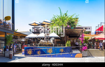 SANTIAGO, CHILI - 11 NOVEMBRE 2016 : Ouvert terrasse du restaurant Au Patio Bellavista. C'est de l'espace célèbre quartier bohème avec ses magasins, cafés et bars. Banque D'Images