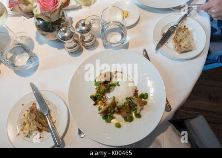 Roux au restaurant landau, The Langham Hotel, Marylebone, Londres, Royaume-Uni Norfolk black Chicken gyoza, ailes vitrées, haricots larges, citronnelle Banque D'Images